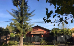 Hermosa casa con parque pileta quincho y jardín de invierno